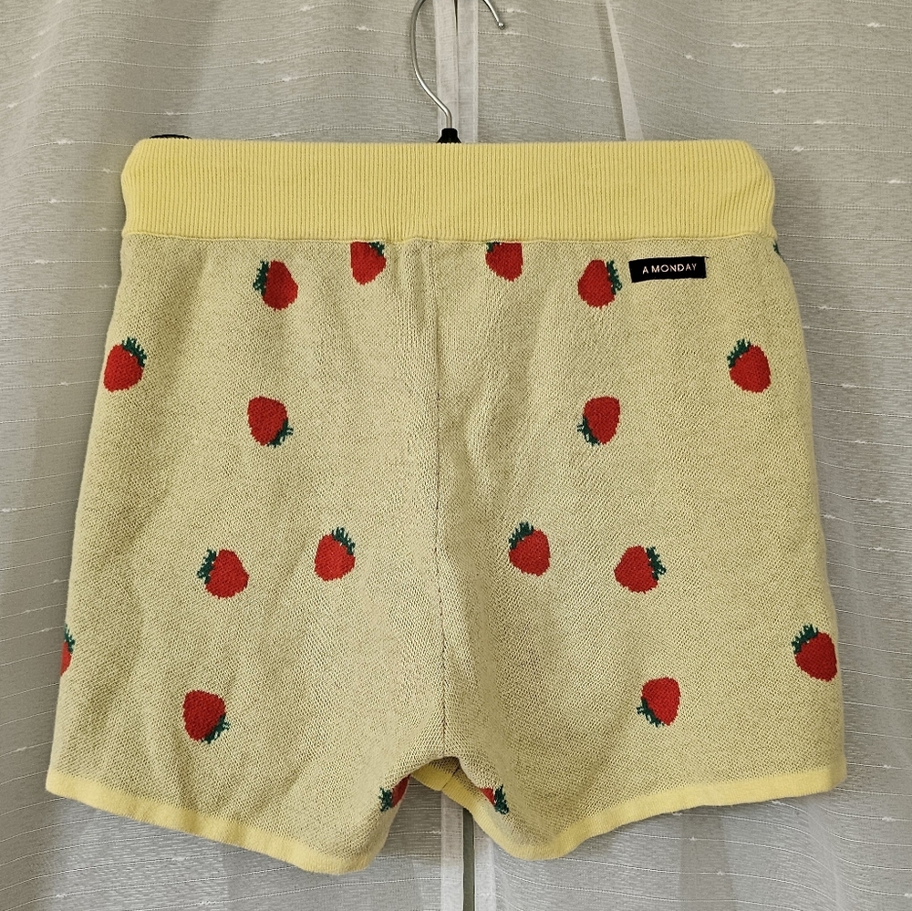 A MONDAY IN COPENHAGEN Andie Knit Yellow Strawberry Patterned Short Size 10 - Picture 4 of 9